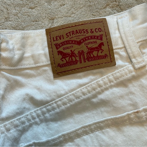 Levi’s High Waisted Mom Shorts in White Size W28 - Picture 7 of 11